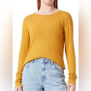 Woman’s Lord&Taylor long sleeve